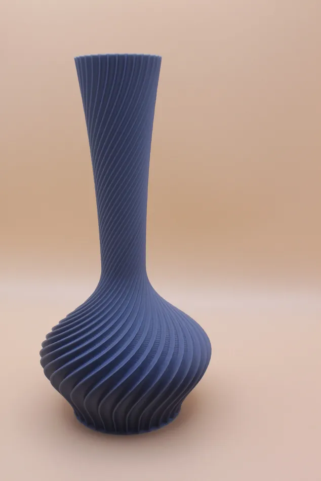 Eine gedruckte Spiralvase, entstanden aus dem Vasen-Werkzeug auf printopic.de, ohne CAD-Programm
